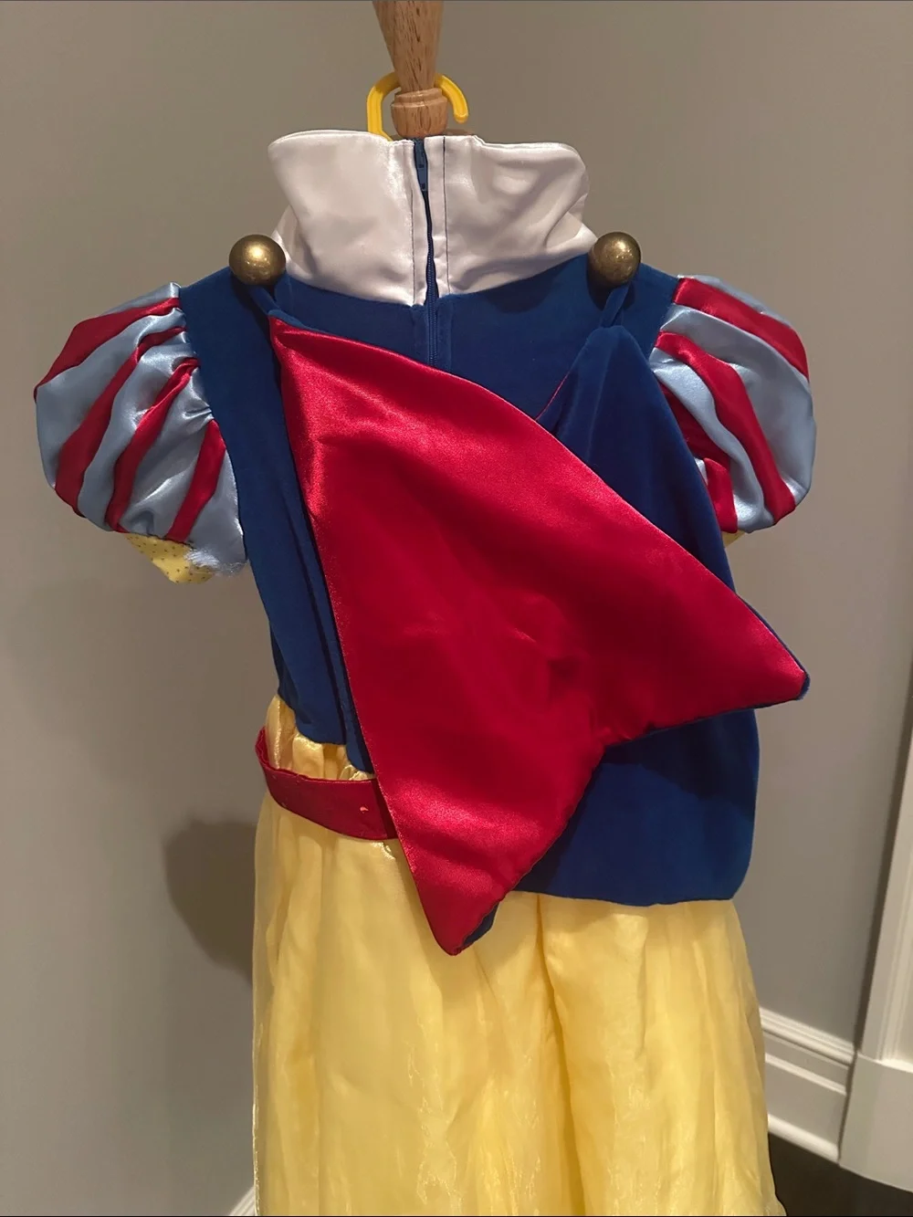 Disney Snow White costume. Girls 4-6.
